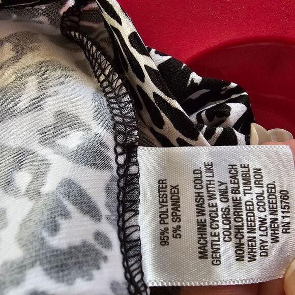 Beautiful woman's short sleeve blouse size 2X - Picture 5 of 5